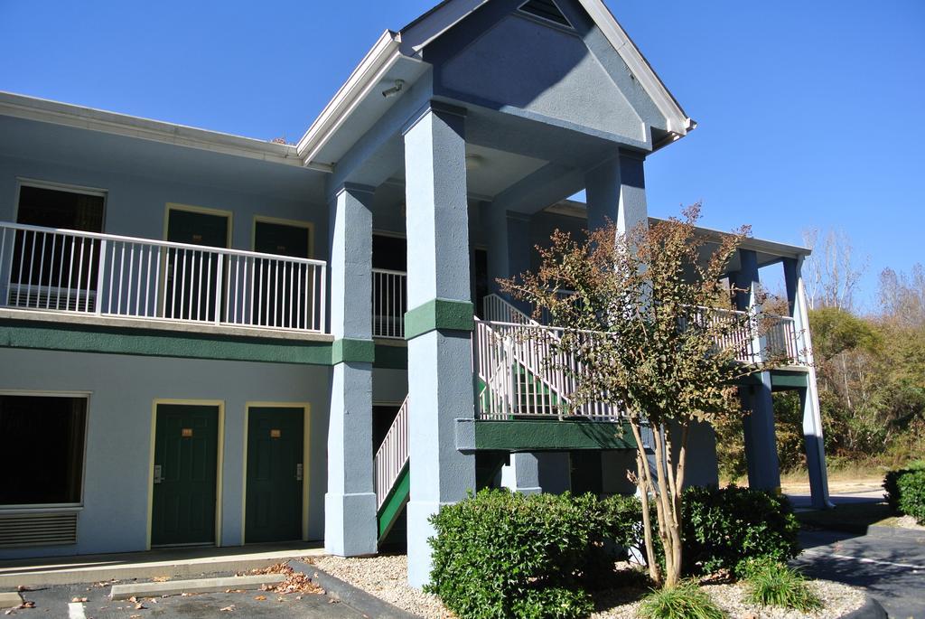 Super 8 By Wyndham Fayetteville Exterior photo