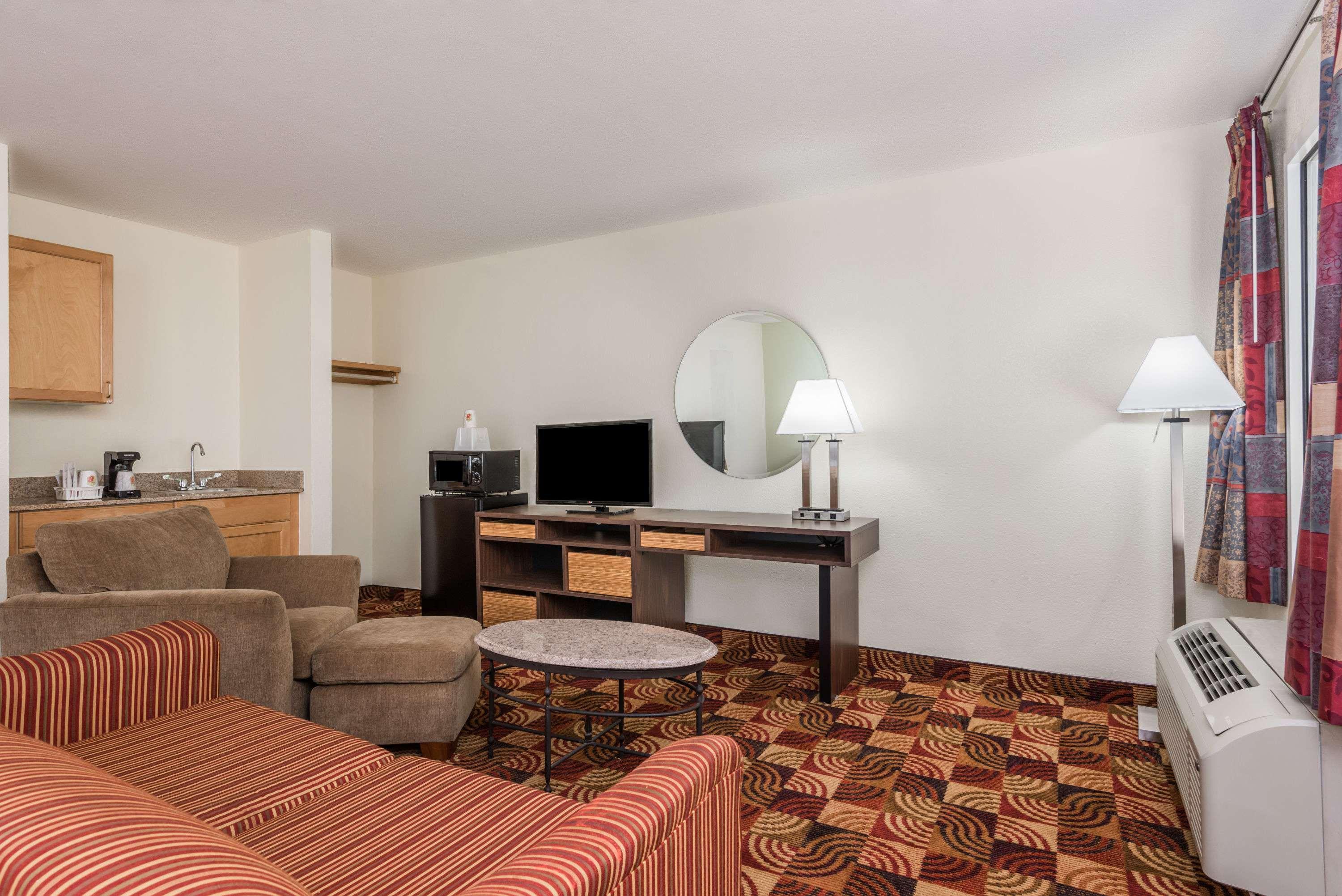 Super 8 By Wyndham Fayetteville Exterior photo