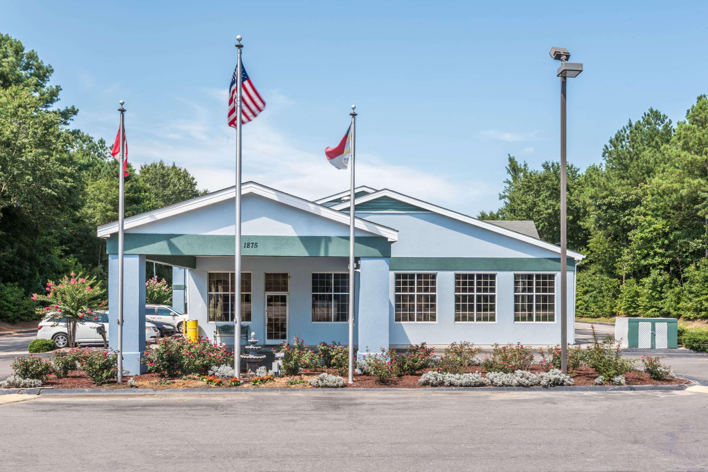 Super 8 By Wyndham Fayetteville Exterior photo