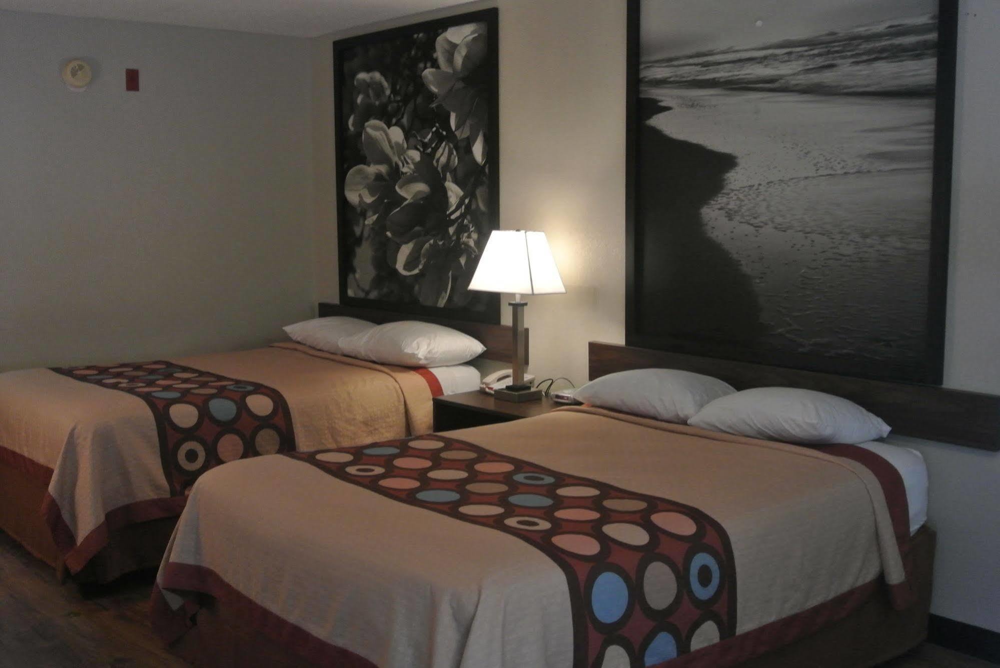 Super 8 By Wyndham Fayetteville Exterior photo